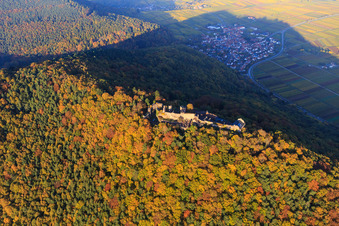 Vue d'oiseau de Ruines du château de Madenburg dans la forêt d'automne à la lumière du soir à Eschbach dans le département Rhénanie-Palatinat, Allemagne