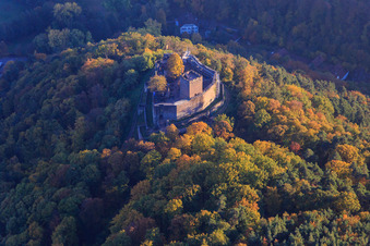 Vue aérienne de Ruines du château de Landeck dans la forêt d'automne à la lumière du soir à Klingenmünster dans le département Rhénanie-Palatinat, Allemagne