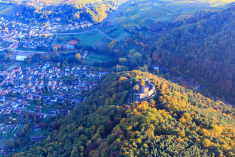 Vue aérienne de Ruines du château de Landeck dans la forêt d'automne à la lumière du soir à Klingenmünster dans le département Rhénanie-Palatinat, Allemagne