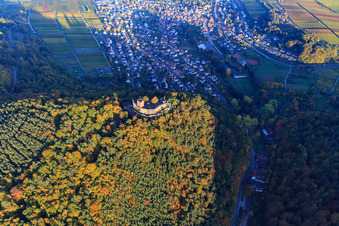 Vue oblique de Ruines du château de Landeck dans la forêt d'automne à la lumière du soir à Klingenmünster dans le département Rhénanie-Palatinat, Allemagne