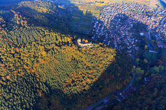 Ruines du château de Landeck dans la forêt d'automne à la lumière du soir à Klingenmünster dans le département Rhénanie-Palatinat, Allemagne d'en haut