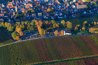Vue aérienne de Cimetière Klingenmünster en automne depuis le sud à Klingenmünster dans le département Rhénanie-Palatinat, Allemagne