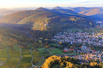 Vue aérienne de Vue du village en contrebas des ruines du château de Landeck dans la forêt d'automne à la lumière du soir à Klingenmünster dans le département Rhénanie-Palatinat, Allemagne