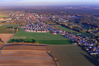 Vue aérienne de Vue de la ville le soir depuis l'ouest à Kandel dans le département Rhénanie-Palatinat, Allemagne