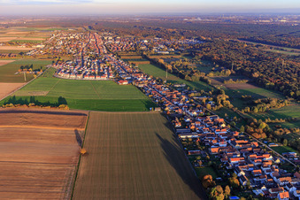 Vue aérienne de Vue de la ville le soir depuis l'ouest à Kandel dans le département Rhénanie-Palatinat, Allemagne