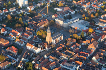 Vue aérienne de L'église Saint-Georges dans le vieux centre-ville à Kandel dans le département Rhénanie-Palatinat, Allemagne