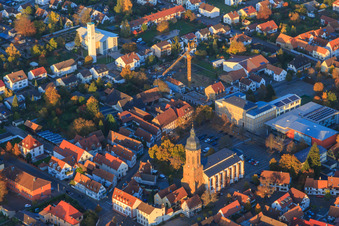 Vue aérienne de L'église Saint-Georges, la mairie et l'école primaire sur la place du marché depuis le sud-ouest à Kandel dans le département Rhénanie-Palatinat, Allemagne