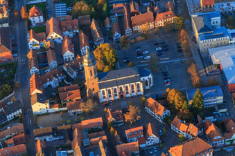 Vue aérienne de Places et église Saint-Georges sur la place du marché depuis le sud à Kandel dans le département Rhénanie-Palatinat, Allemagne