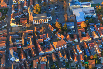 Vue aérienne de Plätzel, église Saint-Georges, hôtel de ville et école primaire sur la place du marché depuis le sud à Kandel dans le département Rhénanie-Palatinat, Allemagne