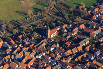 Vue aérienne de Kirchstraße et St. Martin à Steinweiler dans le département Rhénanie-Palatinat, Allemagne