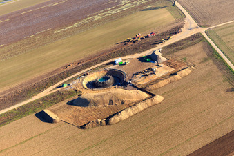 Vue d'oiseau de Fondation d'éolienne sur un chantier de construction à Hatzenbühl dans le département Rhénanie-Palatinat, Allemagne
