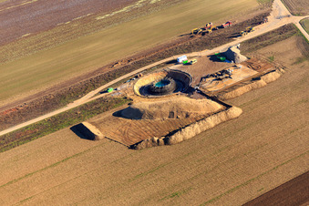 Fondation d'éolienne sur un chantier de construction à Hatzenbühl dans le département Rhénanie-Palatinat, Allemagne vue du ciel