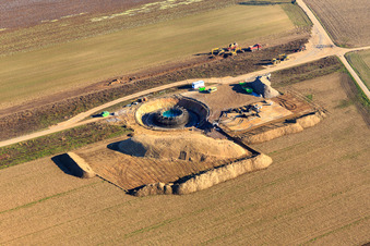 Fondation d'éolienne sur un chantier de construction à Hatzenbühl dans le département Rhénanie-Palatinat, Allemagne du point de vue du drone