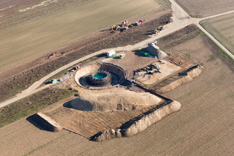 Vue aérienne de Chantier de construction pour l'assemblage de la tour de l'éolienne à Hatzenbühl dans le département Rhénanie-Palatinat, Allemagne