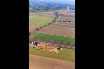 Vue aérienne de Fondation d'éolienne sur un chantier de construction à Hatzenbühl dans le département Rhénanie-Palatinat, Allemagne