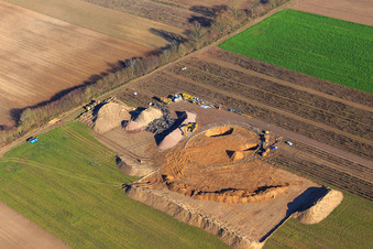 Vue oblique de Fondation d'éolienne sur un chantier de construction à Hatzenbühl dans le département Rhénanie-Palatinat, Allemagne