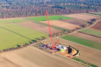 Vue aérienne de Chantier de construction de fondations d'éoliennes avec grue à Hatzenbühl dans le département Rhénanie-Palatinat, Allemagne
