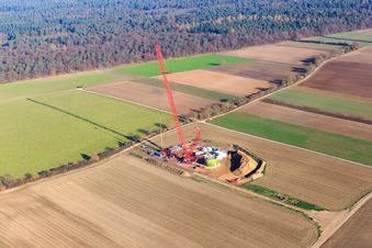 Vue aérienne de Chantier de construction de fondations d'éoliennes avec grue à Hatzenbühl dans le département Rhénanie-Palatinat, Allemagne