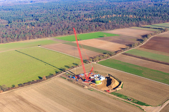 Photographie aérienne de Chantier de construction de fondations d'éoliennes avec grue à Hatzenbühl dans le département Rhénanie-Palatinat, Allemagne