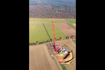 Vue oblique de Chantier de construction de fondations d'éoliennes avec grue à Hatzenbühl dans le département Rhénanie-Palatinat, Allemagne