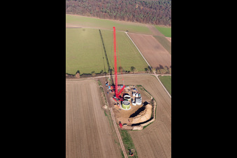 Vue oblique de Chantier de construction pour l'assemblage de la tour de l'éolienne à Hatzenbühl dans le département Rhénanie-Palatinat, Allemagne