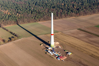 Chantier de construction pour l'assemblage de la tour de l'éolienne à Hatzenbühl dans le département Rhénanie-Palatinat, Allemagne d'en haut