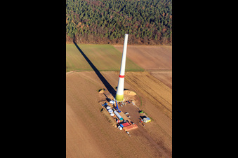 Vue aérienne de Chantier de construction de mâts d'éoliennes à Hatzenbühl dans le département Rhénanie-Palatinat, Allemagne