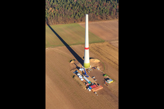 Photographie aérienne de Chantier de construction de mâts d'éoliennes à Hatzenbühl dans le département Rhénanie-Palatinat, Allemagne