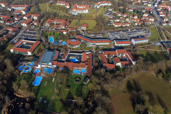 Vue aérienne de Termes Rottal | Thermes, sauna spa, hôtel Chrysantihof et hôtel Hofmark à le quartier Aunham in Bad Birnbach dans le département Bavière, Allemagne