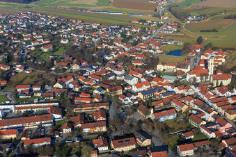 Vue aérienne de Hofmark et l'église de l'Assomption de Marie depuis le sud à Bad Birnbach dans le département Bavière, Allemagne