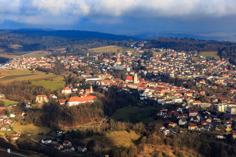 Vue aérienne de Station thermale du sud-ouest avec château et église de la Sainte Famille à le quartier Bad Griesbach in  Rottal in Bad Griesbach im Rottal dans le département Bavière, Allemagne