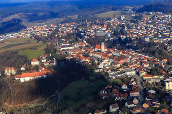 Vue aérienne de Station thermale du sud-ouest avec colline scolaire, château et église de la Sainte Famille à le quartier Bad Griesbach in  Rottal in Bad Griesbach im Rottal dans le département Bavière, Allemagne