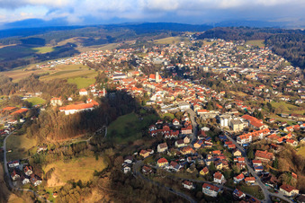Vue aérienne de Vue d'ensemble de la ville thermale depuis le sud-ouest avec le château et l'église de la Sainte Famille à le quartier Bad Griesbach in  Rottal in Bad Griesbach im Rottal dans le département Bavière, Allemagne
