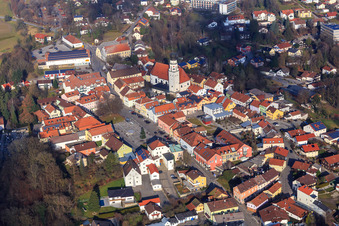 Vue aérienne de Maisons de ville sur la place de la ville et église de la Sainte Famille à le quartier Bad Griesbach in  Rottal in Bad Griesbach im Rottal dans le département Bavière, Allemagne