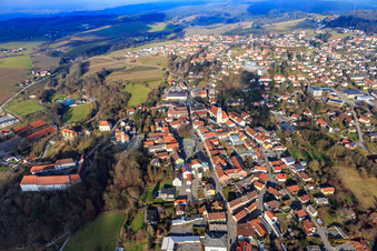 Vue aérienne de Rue principale depuis le sud à le quartier Bad Griesbach in  Rottal in Bad Griesbach im Rottal dans le département Bavière, Allemagne