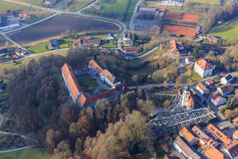Vue aérienne de Château et église du cimetière Saint-Michel sur le Schlossberg à le quartier Bad Griesbach in  Rottal in Bad Griesbach im Rottal dans le département Bavière, Allemagne