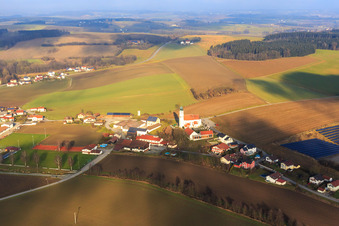 Vue aérienne de Église paroissiale de l'Assomption de Marie à le quartier Schmidham in Ruhstorf an der Rott dans le département Bavière, Allemagne