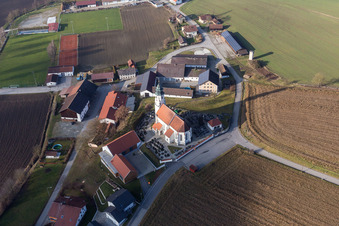 Vue aérienne de Bâtiment d'église au centre du village à le quartier Schmidham in Ruhstorf an der Rott dans le département Bavière, Allemagne