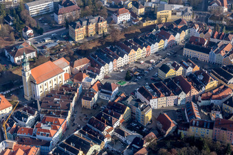 Vue aérienne de Marienkapelle sur la place de la ville dans le vieux centre-ville à Schärding dans le département Haute-Autriche, L'Autriche