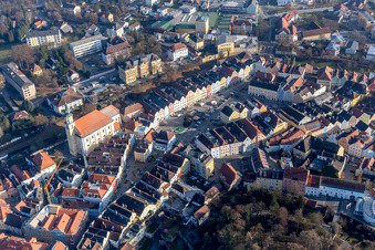Vue aérienne de Marienkapelle sur la place de la ville dans le vieux centre-ville à Schärding dans le département Haute-Autriche, L'Autriche