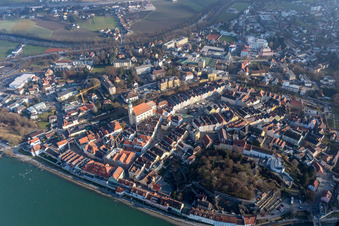 Vue aérienne de Zone riveraine de l'Inn - cours de la rivière à Schärding dans le département Haute-Autriche, L'Autriche