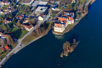 Château Neuhaus am Inn avec l'école secondaire Maria Ward Neuhaus sur une île dans l'Inn à Neuhaus am Inn dans le département Bavière, Allemagne vue d'en haut