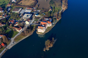 Château Neuhaus am Inn avec l'école secondaire Maria Ward Neuhaus sur une île dans l'Inn à Neuhaus am Inn dans le département Bavière, Allemagne depuis l'avion