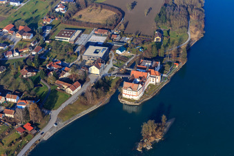 Vue d'oiseau de Château Neuhaus am Inn avec l'école secondaire Maria Ward Neuhaus sur une île dans l'Inn à Neuhaus am Inn dans le département Bavière, Allemagne