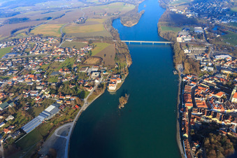Vue aérienne de Vue de la ville sur les rives de l'Inn à Neuhaus am Inn dans le département Bavière, Allemagne