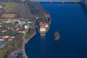 Château Neuhaus am Inn avec l'école secondaire Maria Ward Neuhaus sur une île dans l'Inn à Neuhaus am Inn dans le département Bavière, Allemagne vue du ciel