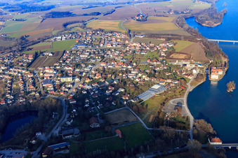 Vue aérienne de Aperçu de la ville au bord de l'Inn à Neuhaus am Inn dans le département Bavière, Allemagne