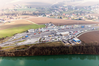 Photographie aérienne de Poste frontière autoroutier Contrôles frontaliers des camions sur l'A8 de l'Autriche à l'A3 en Allemagne à l'Inn à Suben dans le département Haute-Autriche, L'Autriche