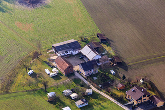 Vue aérienne de Ferme rapatriée avec emplacements de camping à Bad Füssing dans le département Bavière, Allemagne