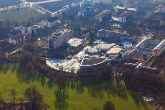 Vue aérienne de Europa Therme Bad Füssing sur Kurallee avec Klinik Niederbayern sur Paracelsusstraße et Thermenhotel Tannenhof 1 à Bad Füssing dans le département Bavière, Allemagne